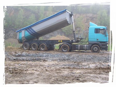 Unsere Muldenkipper bei Pölkemann Transporte speziell für Ihren Auftrag. Unser Bild zeigt eine Entladung von Mutterboden.