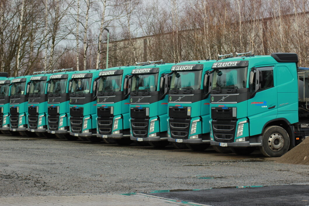 Moderner Lkw-Fuhrpark auf einem Betriebshof. Volvo, Daimler, Scania.