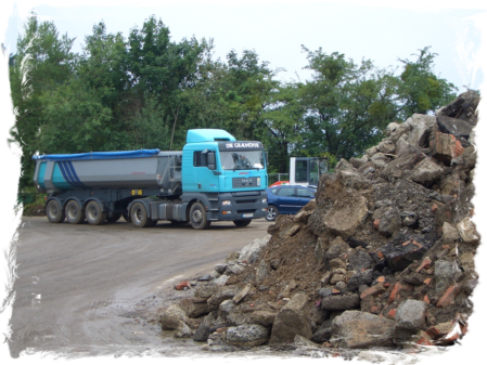 Abfalltransporte - auch kontaminierte von Gewerbe-, Industrie-, oder Privat. Hier wartet ein MAN LKW unserer Flotte auf seine Beladung.