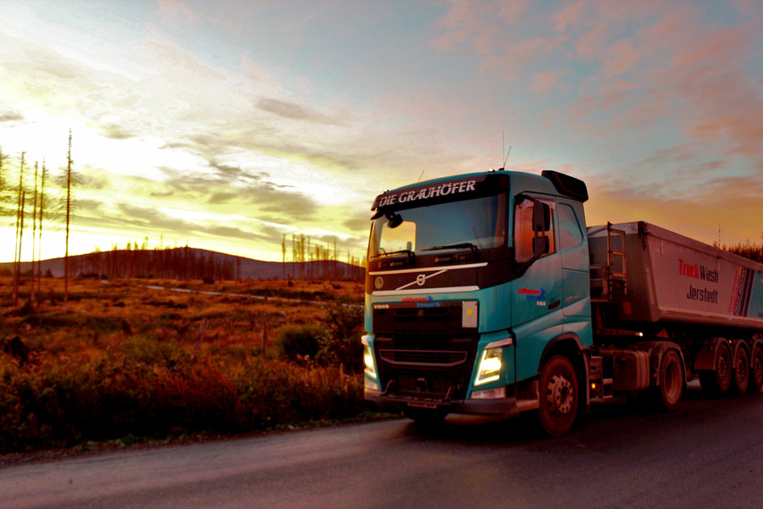 Einer unserer Volvo-Sattelzugkipper im Oberharz in der Abenddämmerung.