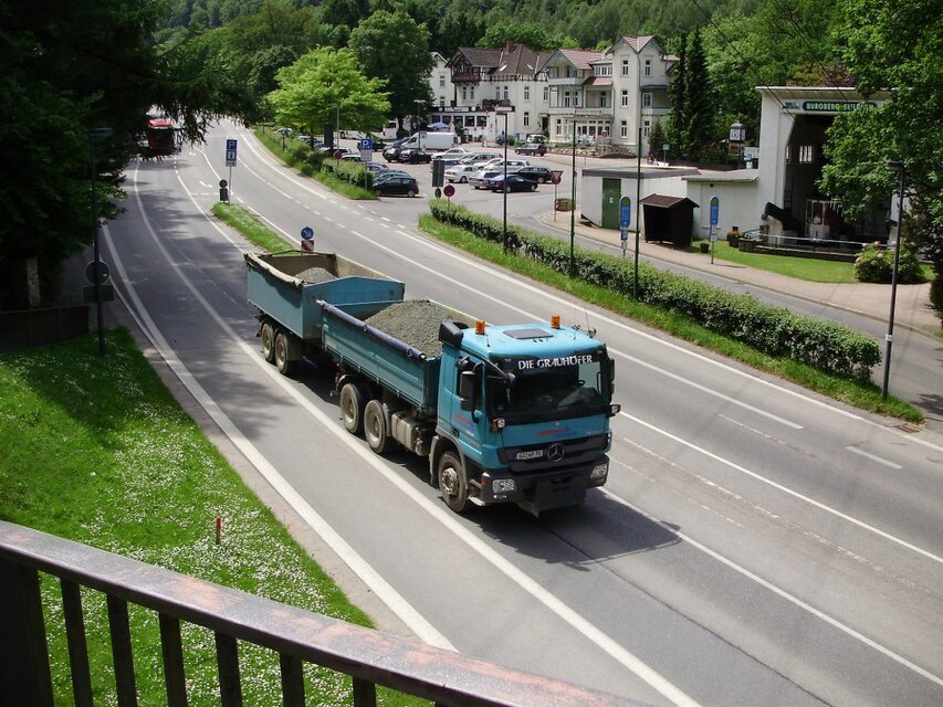 schon ein älteres Fahrzeug. Auf dem Weg vom Steinbruch zum Kunden.